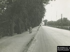Roskildevej ved Damhussøen 25.Juli 1930.jpg